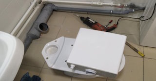 Установка напольного унитаза в Пятигорске: монтаж под ключ от СантехДомПтг от 5167 рублей.